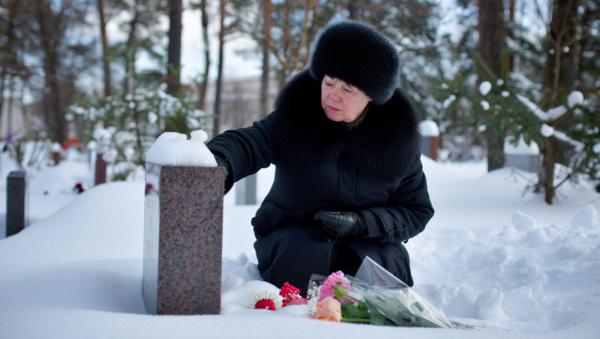 Как ухаживать за могилой зимой