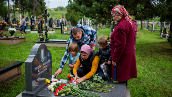 Что писать в подписи к фото покойного на памятнике