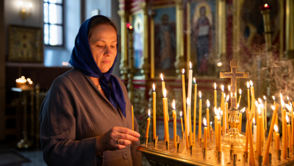 Когда ставить свечку за упокой: канонические сроки, правила и современная практика